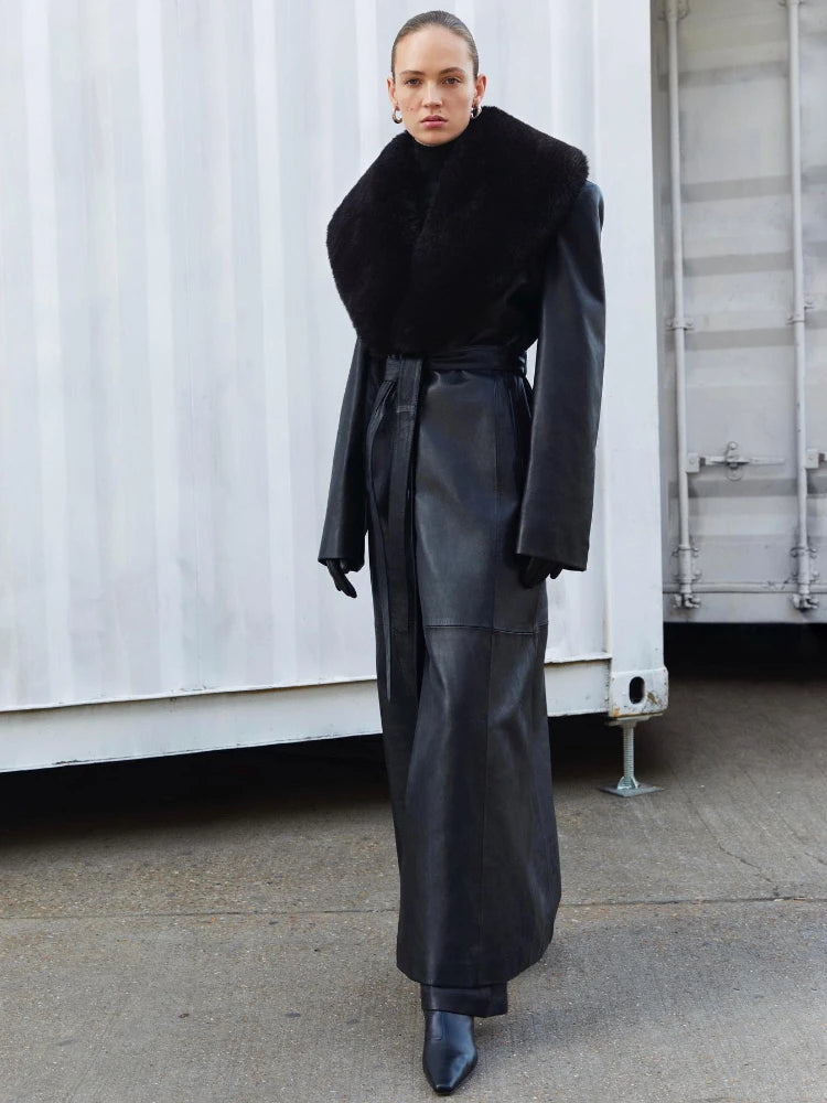 Extra-langer schwarzer Leder Trenchcoat – mit Kunstfell, Gürtel und Slim Fit