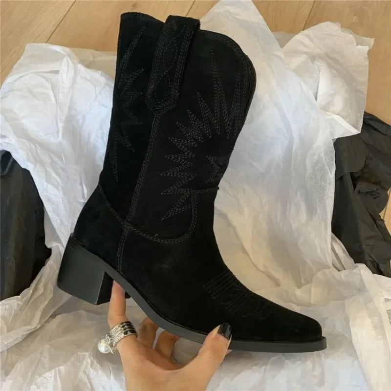 Stylische Western Boots für Damen – Herbst/Winter 2024 mit Blumenstickerei