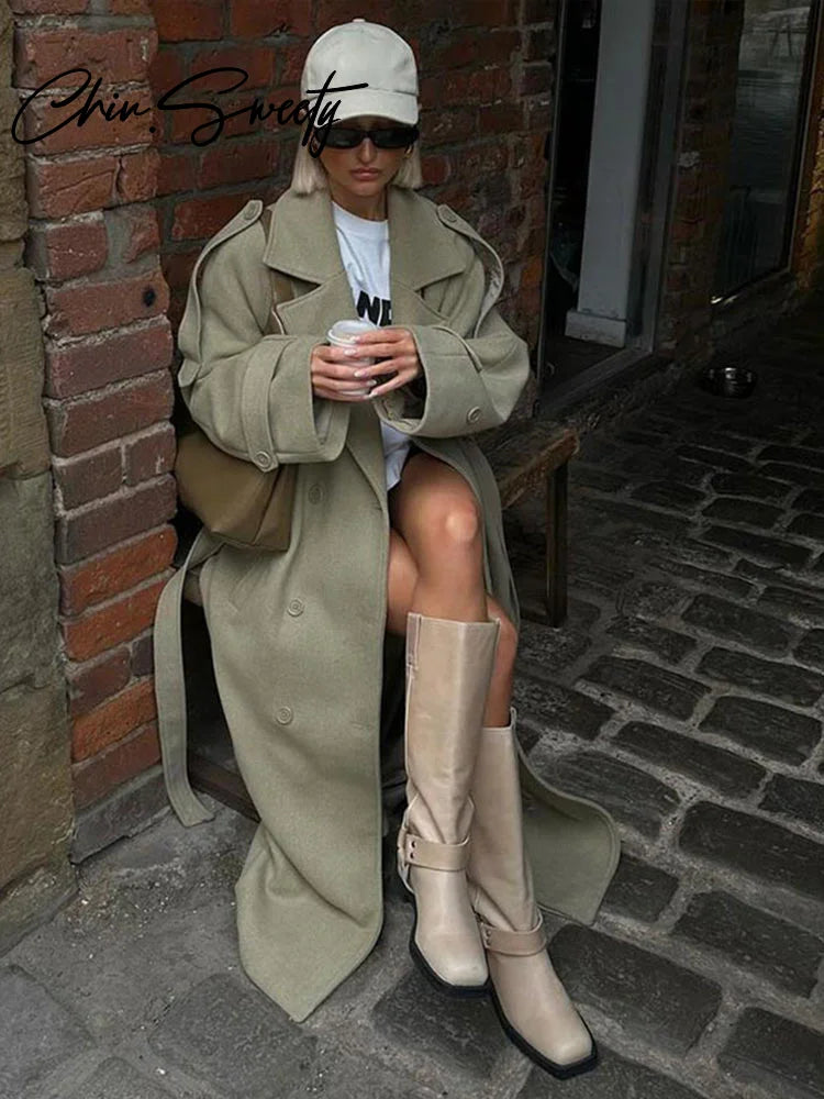 Eleganter Damen Longcoat – Doppelreiher, Gürtel & Taschen, Herbst/Winter 2024