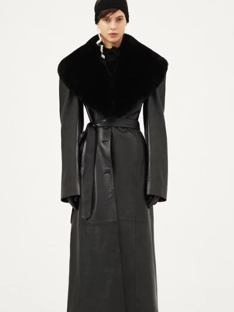 Extra-langer schwarzer Leder Trenchcoat – mit Kunstfell, Gürtel und Slim Fit