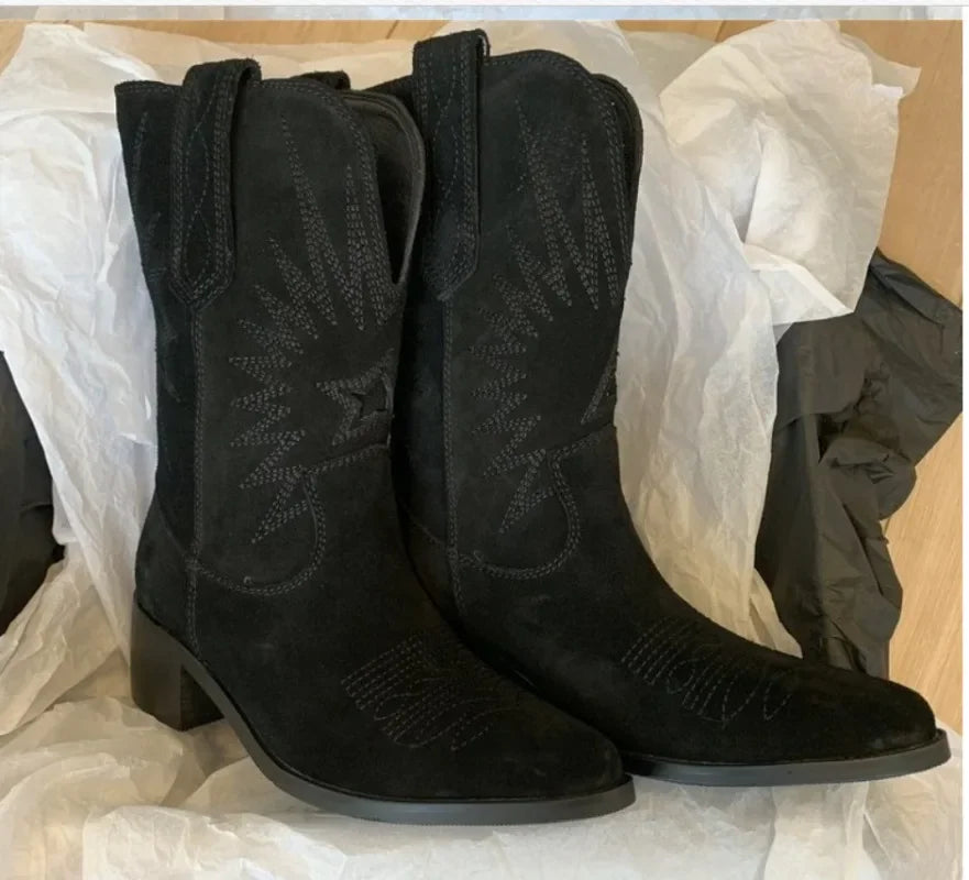 Stylische Western Boots für Damen – Herbst/Winter 2024 mit Blumenstickerei