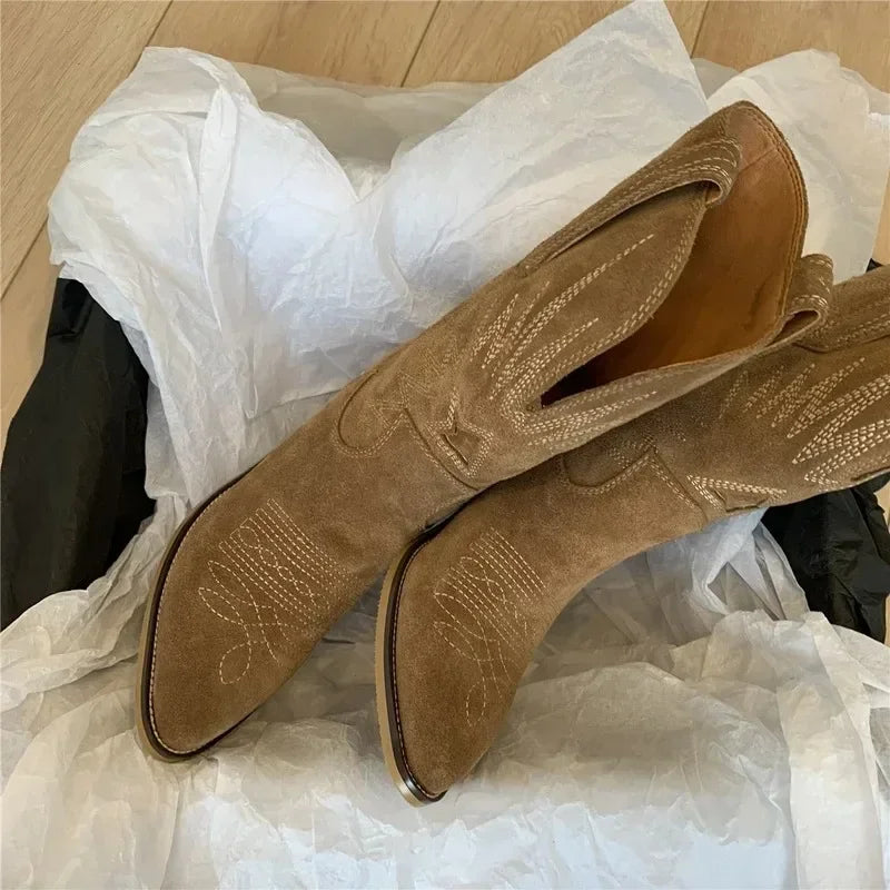 Stylische Western Boots für Damen – Herbst/Winter 2024 mit Blumenstickerei