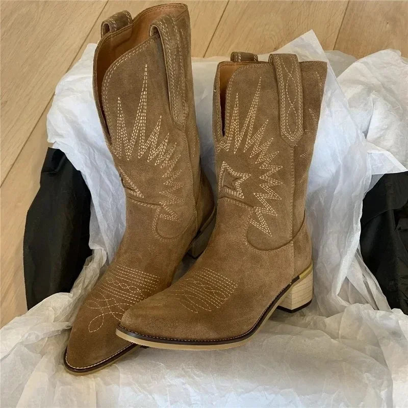 Stylische Western Boots für Damen – Herbst/Winter 2024 mit Blumenstickerei