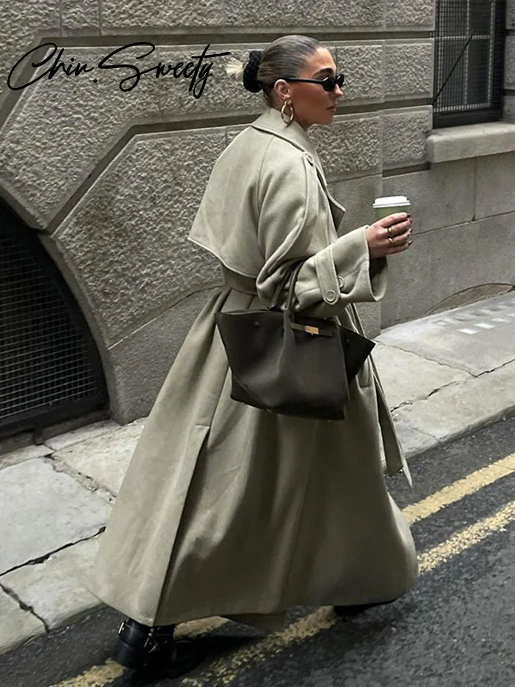 Eleganter Damen Longcoat – Doppelreiher, Gürtel & Taschen, Herbst/Winter 2024