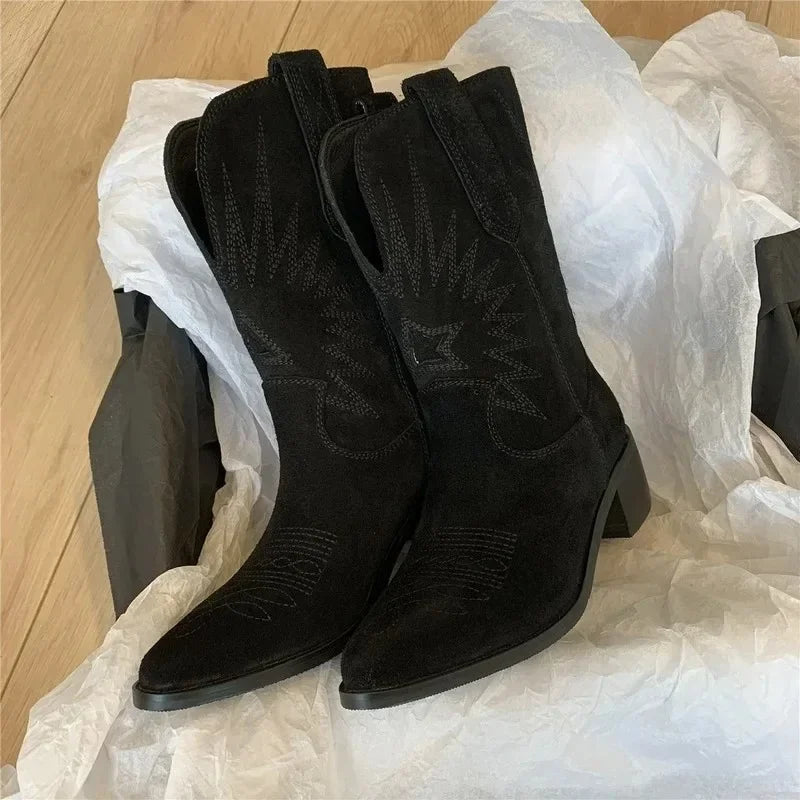 Stylische Western Boots für Damen – Herbst/Winter 2024 mit Blumenstickerei