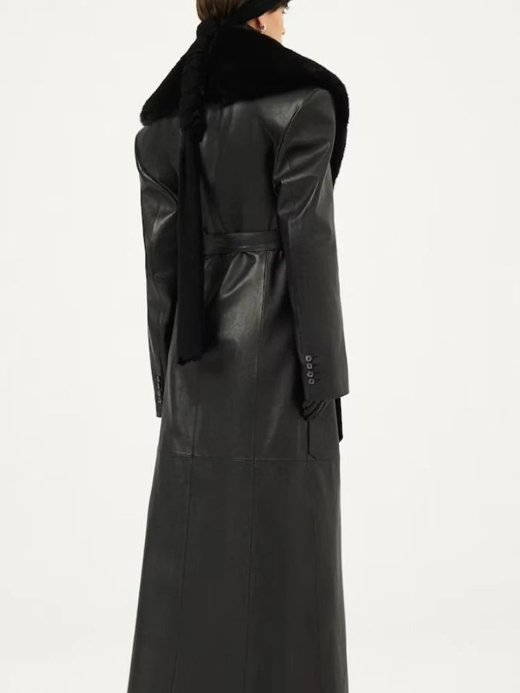Extra-langer schwarzer Leder Trenchcoat – mit Kunstfell, Gürtel und Slim Fit