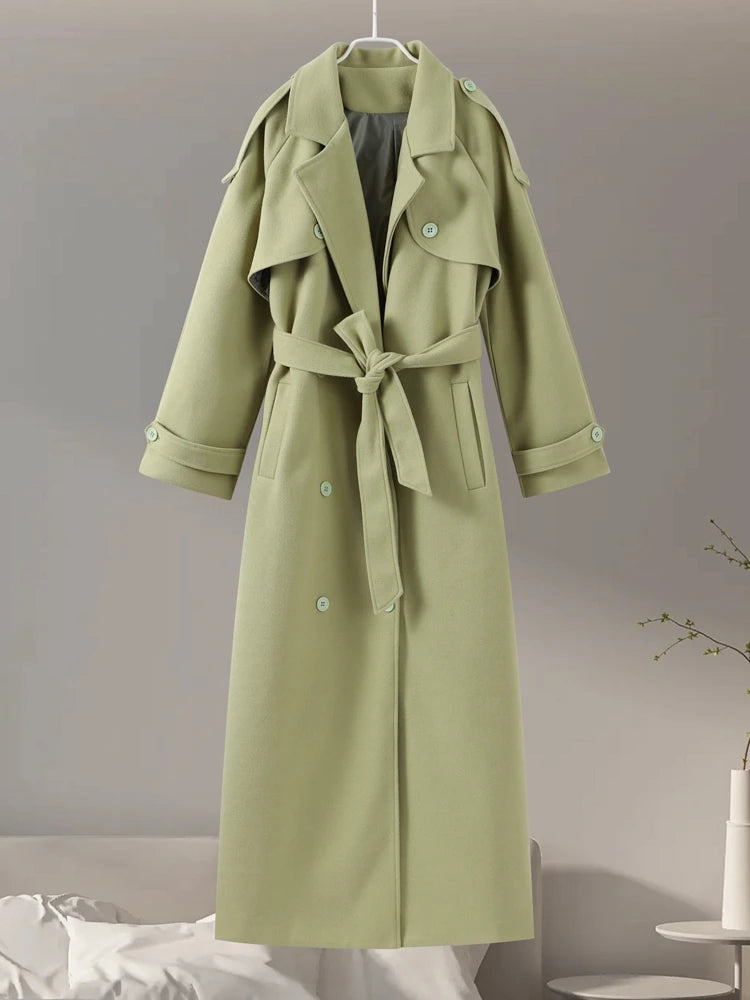 Eleganter Damen Longcoat – Doppelreiher, Gürtel & Taschen, Herbst/Winter 2024